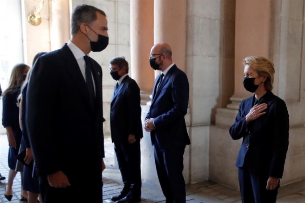 Felipe VI pide mirar al futuro unidos desde 