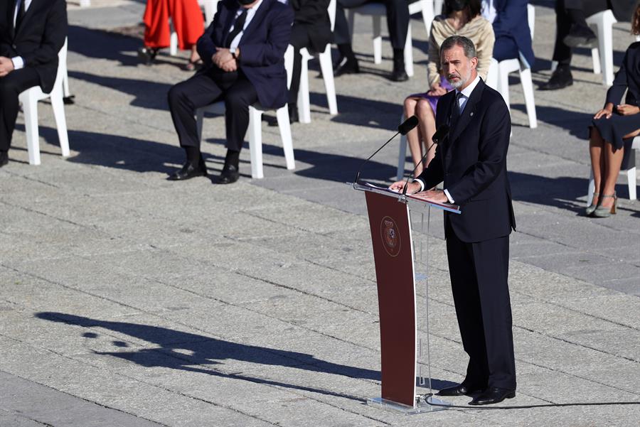 Felipe VI pide mirar al futuro unidos desde 