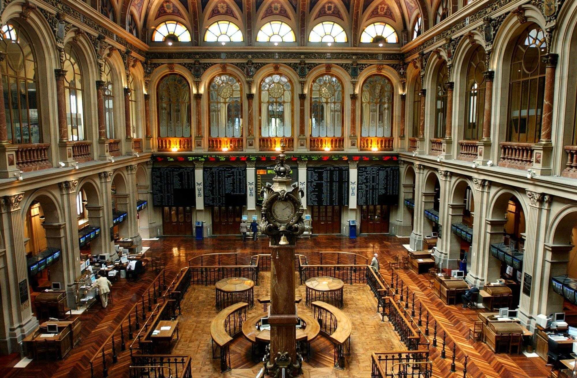 El Ibex 35 cede a mediodía en torno al 1% y pierde los 10.700 puntos