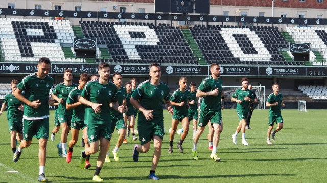 Cano dirige el último entrenamiento en Castalia y cita a toda su plantilla para viajar a Málaga