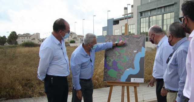  Ribera Salud mantiene su hoja de ruta y visita junto a Bascuñana la parcela donde construir un centro de salud en la costa 