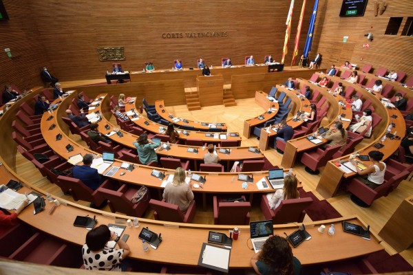 Les Corts convalidan el decreto del Consell para compatibilizar la Renta de Inclusión con el IMV