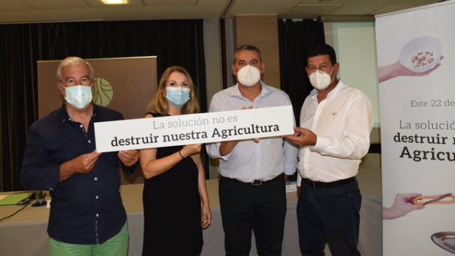 El sector agrario reniega del sambenito que le culpa de la situación del Mar Menor