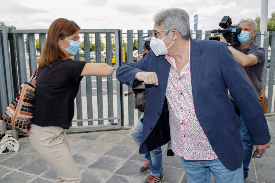 Los exalcaldes del PP en Orihuela, Mónica Lorente y José Manuel Medina, tras conocer la sentencia absolutoria. Foto: PEPE OLIVARES - 