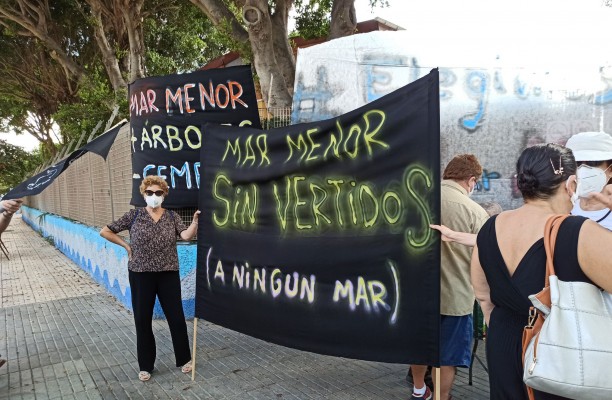 Las protestas por el Mar Menor se trasladan a las puertas de la Asamblea