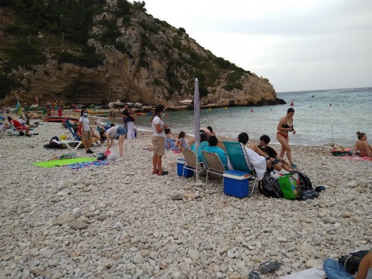 Solo tres de los 20 vigilantes previstos están trabajando en las playas de Xàbia
