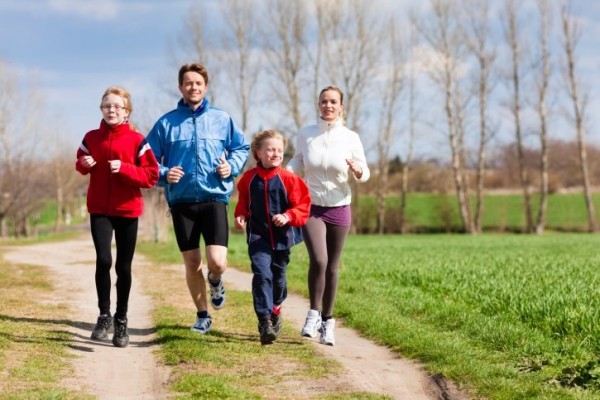 Practicar deporte en familia, la mejor forma de combatir los efectos del confinamiento en los niños
