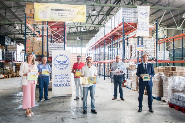 Bankia dona 700 libros al Banco de Alimentos del Segura 