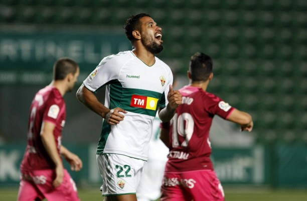 Golpe en la mesa del Elche que regresa a las posiciones de 'play-off' a dos jornadas para el final