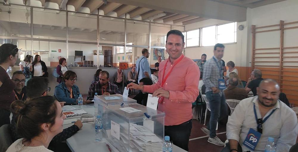 Ismael Gimeno votando en las anteriores elecciones locales. Foto: PSPV - 