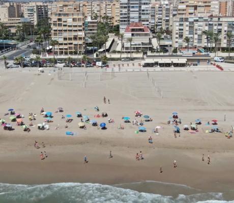 Alicante refuerza el control del aforo en la Playa de San Juan con vuelos diarios de dron