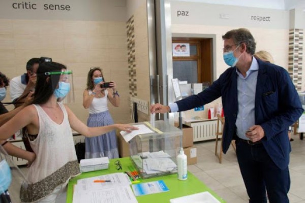 Feijóo iguala a Fraga con su cuarta mayoría absoluta
