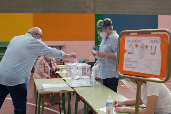 La participación se desploma en País Vasco y sube levemente en Galicia a las 17.00 horas