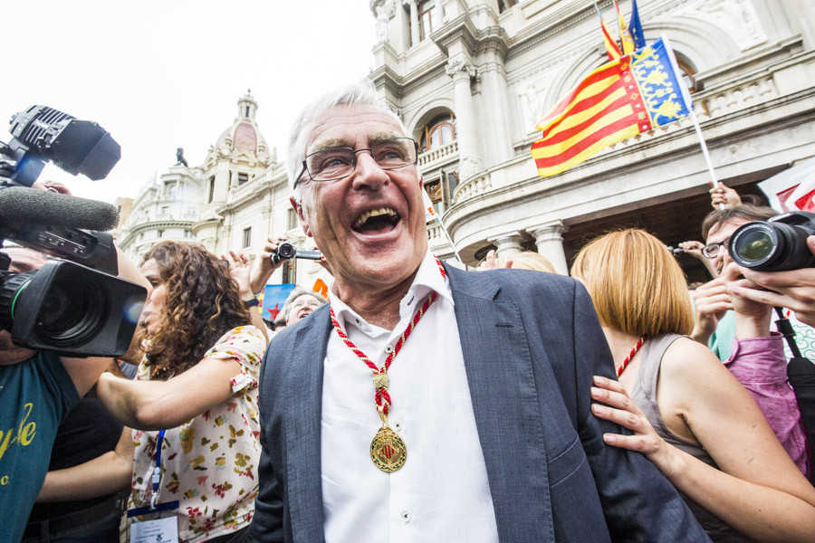 Joan Ribó, a las puertas del Ayuntamiento, el día que fue investido alcalde. Foto: EVA MÁÑEZ. - 