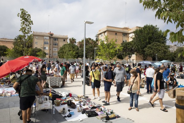El Rastro vuelve en su nueva ubicación en el parque de Tarongers y Serrería