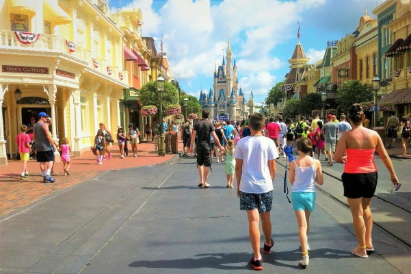 Disney World reabre sus puertas a pesar de que Florida registra su récord diario de muertes por covid