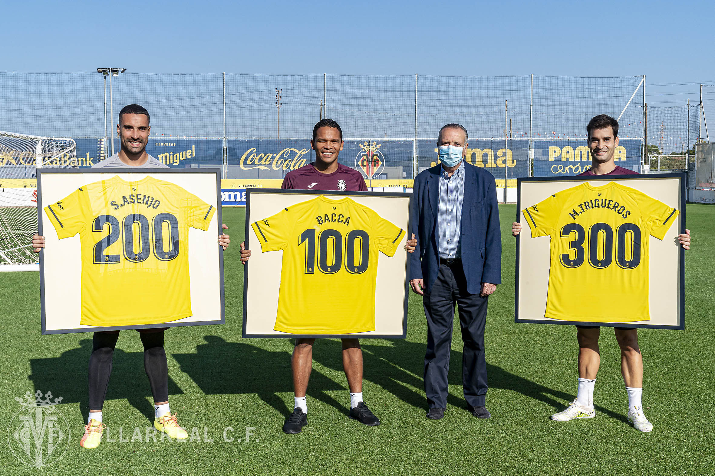 El Villarreal homenajea a Trigueros, Asenjo y Bacca
