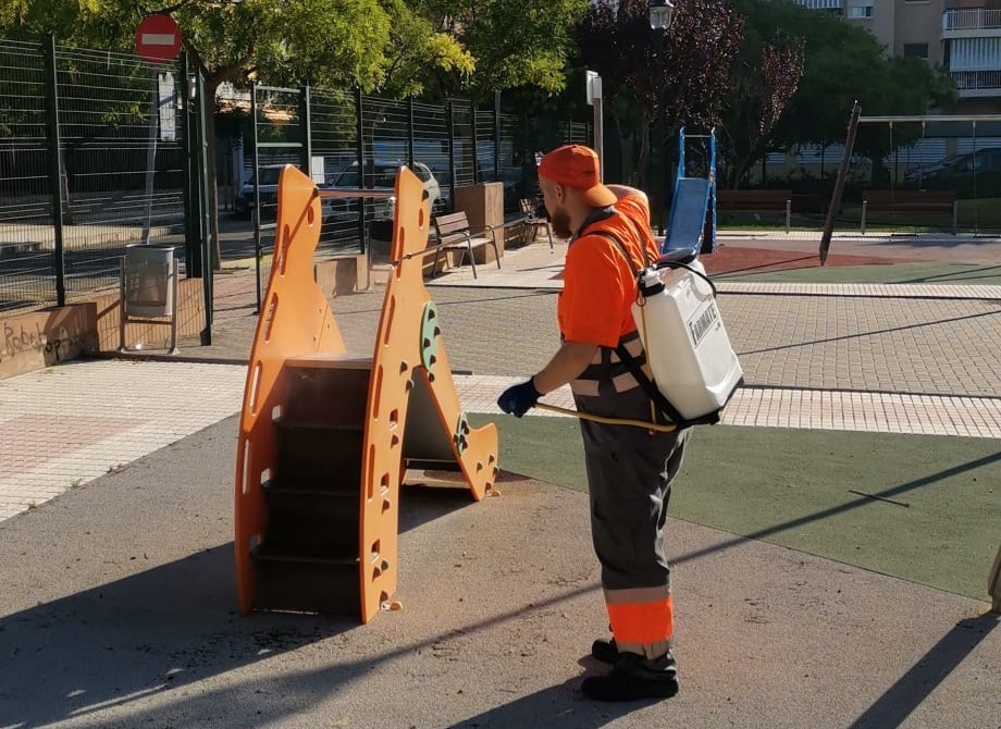 Benicàssim refuerza la desinfección en las zonas de juegos infantiles