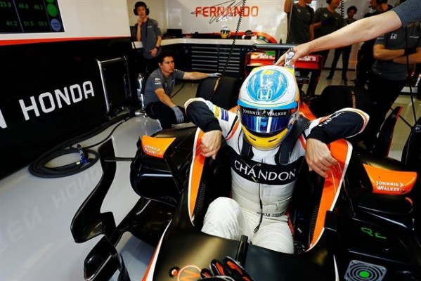 Alonso y Sainz viven un estreno aciago y Hamilton recupera el mando en Montreal


