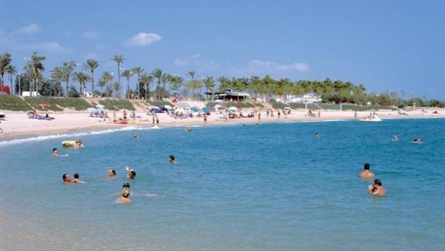 Colomer entrega las banderas Qualitur a las playas de Peñíscola, Alcalà de Xivert y Vinaròs