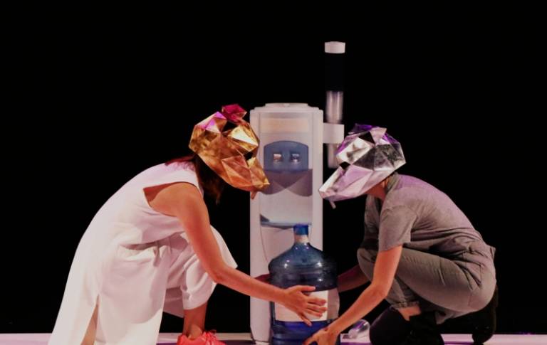 Instrucciones para teletransportarse al otro lado del Atlántico a través de un escenario