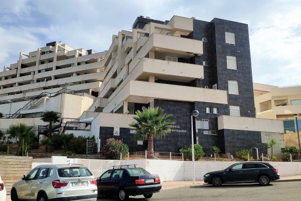 Ultimátum de 24 horas a los vecinos de tres edificios de La Manga para que dejen sus casas 