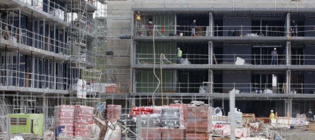 Las obras de construcción siguen en marcha con medidas de seguridad 