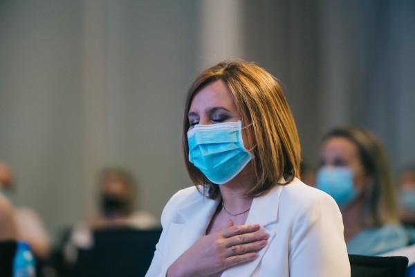Català cambia el rojo por el blanco en el PP de València