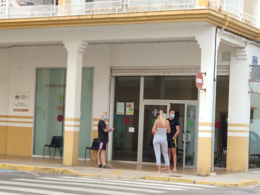Moncofa culmina la cesión del solar para ampliar el centro médico y Nules abre su botiquín turístico
