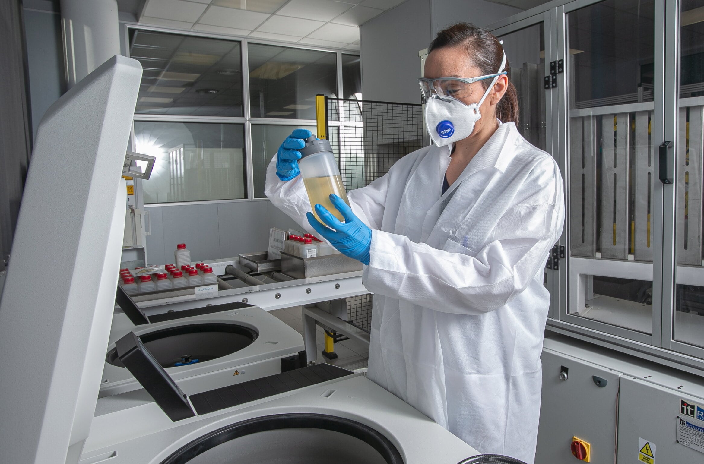 Análisis para detectar SARS-CoV-2 en las aguas residuales. Foto: LABAQUA - 