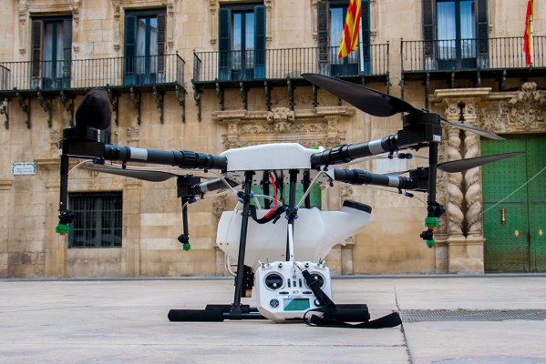 Abeja: un dron multiusos para transporte, fumigación y riego agrícola 'made in Alicante' 