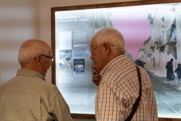Una exposición sobre la guerra civil española o cómo un abanico puede contar una historia bélica

