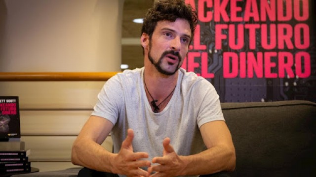 El ensayista Brett Scott alerta de que sistema sin dinero en efectivo abre la puerta a 