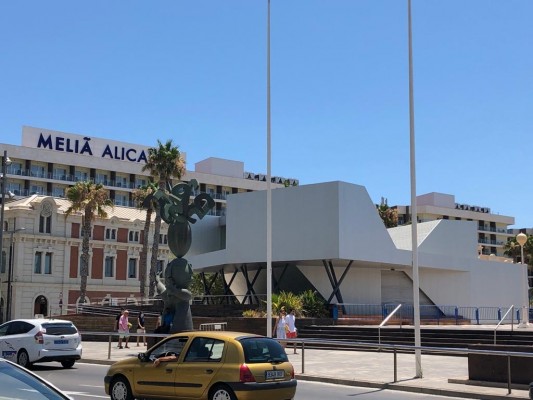  Turismo liquida la sanción por el retraso de la oficina de Alicante a días de su estreno