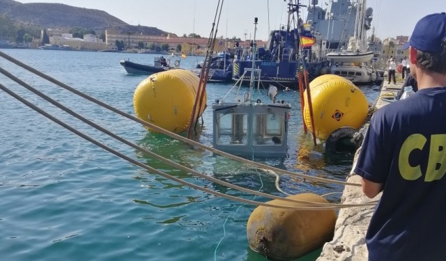 Dos globos de 10 toneladas y tres barcos hacen falta para reflotar la empujadora hundida en Cartagena