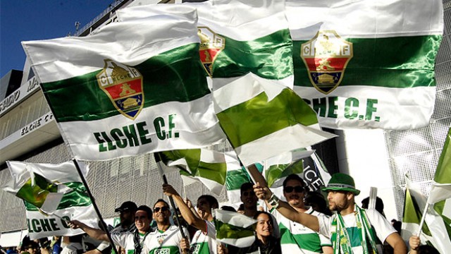Aficionados reciben al Elche al grito de 