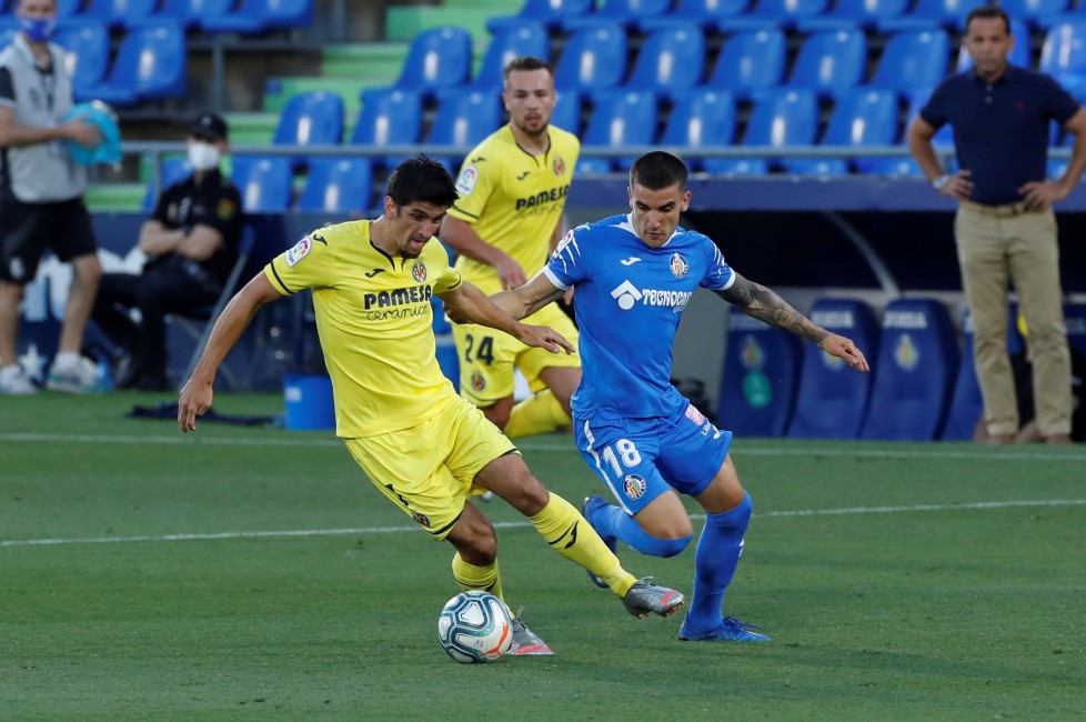 Gerard Moreno se lleva un  balón frente a su oponente azulón. (Foto: EFE) - 