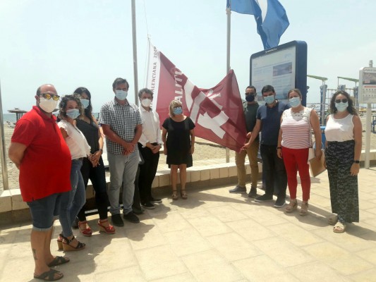Santa Pola empieza a ondear sus banderas 'Qualitur' en las playas y aprueba su Plan de Contingencia 