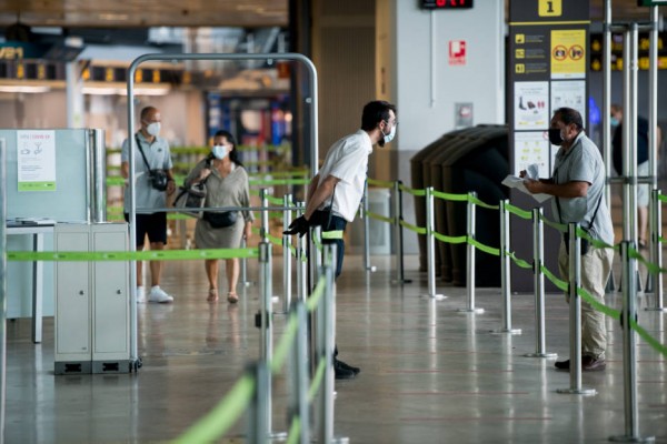 Las despedidas, en el bar: los aeropuertos prohiben el acceso a los acompañantes de los viajeros