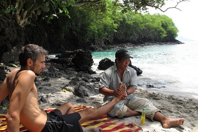 Fisioterapeutas alertan de que masajes en la playa por personal no cualificado puede poner en riesgo la salud
