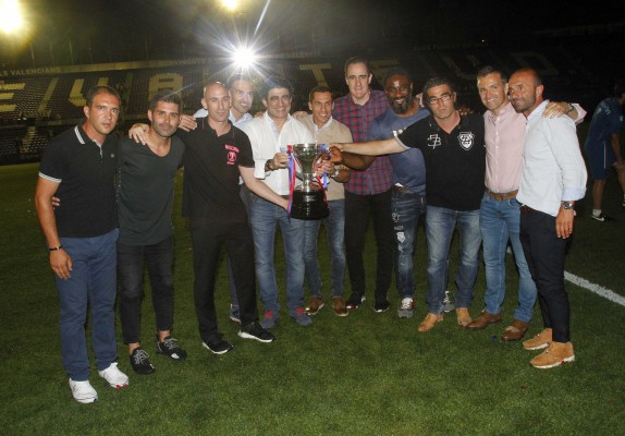 El Levante festejó el título con un homenaje al equipo que subió en 2004
