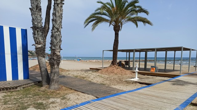 Benicàssim reactiva este sábado su servicio de baño adaptado en la playa Almadraba