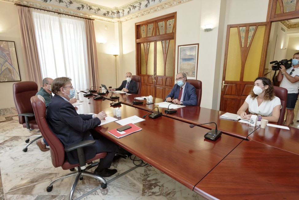Reunión del president Puig con los responsables de Ascer en la Casa dels Caragols de Castelló. (Foto: ANTONIO PRADAS) - 