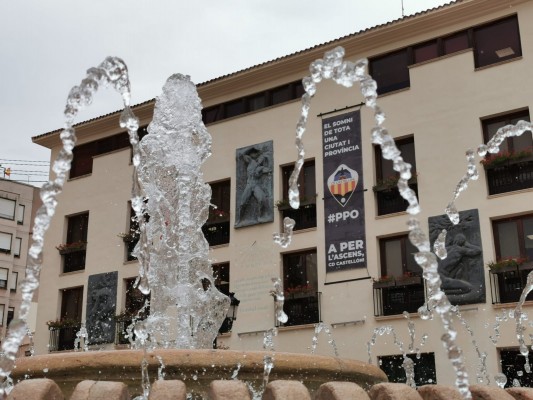 La ciudad se engalana con banderas albinegras para apoyar al Castellón en la fase de ascenso 