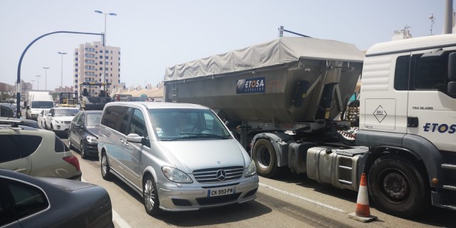 El asfaltado de la Gran Vía de La Manga en pleno verano genera retenciones y molestias kilométricas 
