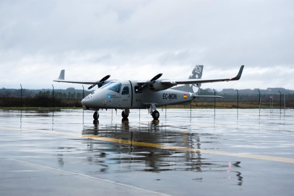 Exito en el vuelo pionero del avión opcionalmente tripulado de Indra
