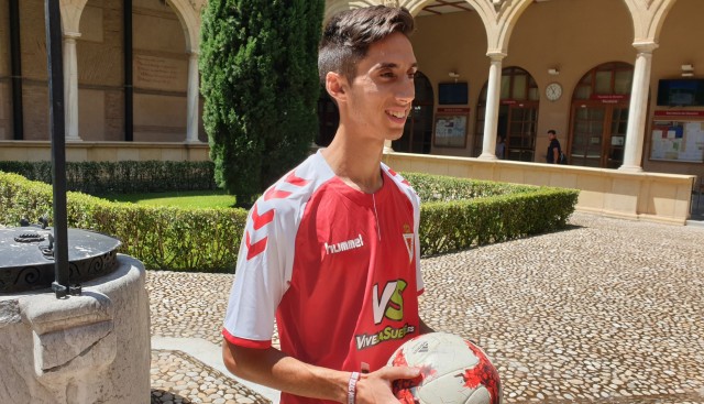 El Murcia busca salida a Escribano y a Alberto, quienes pasaban a tener ficha profesional