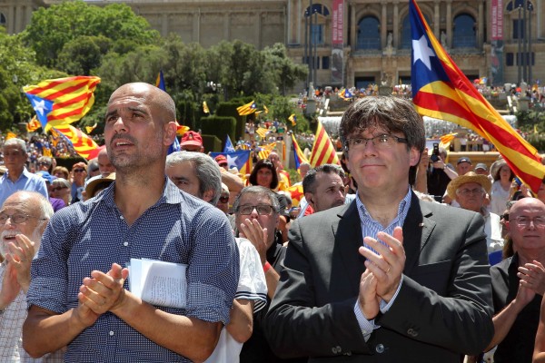 Miles de personas se concentran en Barcelona en apoyo al referéndum de Puigdemont