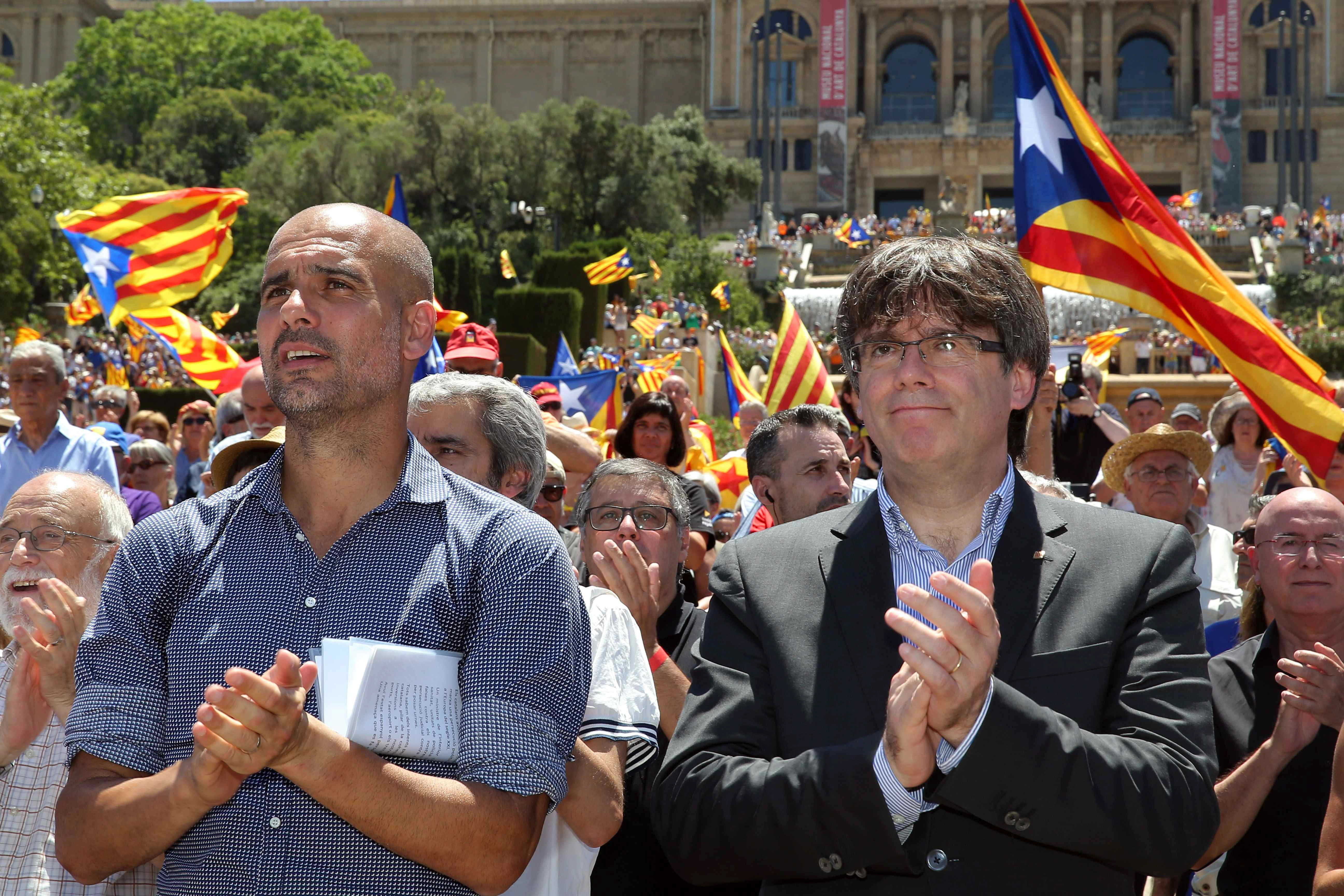 Miles de personas se concentran en Barcelona en apoyo al referéndum de Puigdemont