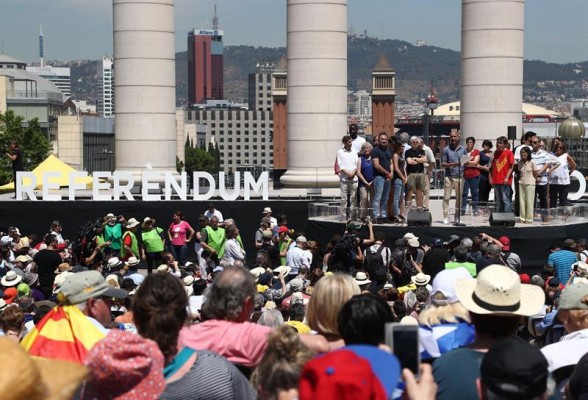 Miles de personas se concentran en Barcelona en apoyo al referéndum de Puigdemont